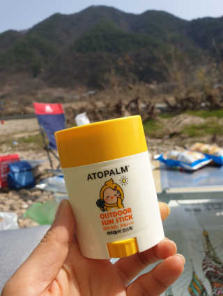 아토팜 야외놀이 선스틱 SPF50+ PA++++ — 5점을 준 리뷰어가 2020년 3월 올린 사용 사진