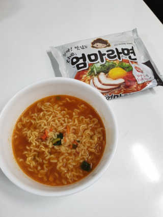라면 그대로가 제일 맛있는 더엄마라면 — 5점을 준 리뷰어가 2019년 7월 올린 사용 사진