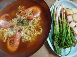 라면 그대로가 제일 맛있는 더엄마라면 — 5점을 준 리뷰어가 2019년 9월 올린 사용 사진