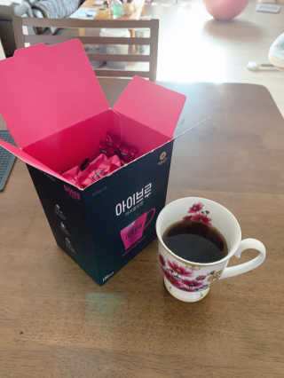 한국맥널티 아이브루 헤이즐넛향 100T — 5점을 준 리뷰어가 2019년 11월 올린 사용 사진