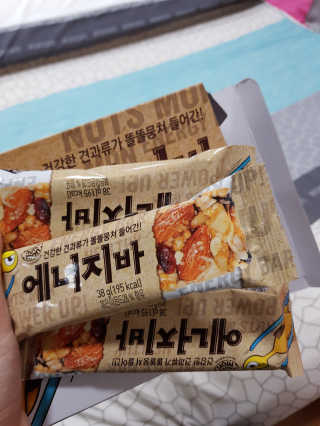 견과가 똘똘 뭉쳐들어간 넛츠몬 에너지바 1BOX 6개입 — 4.67점을 준 리뷰어가 2018년 1월 올린 사용 사진