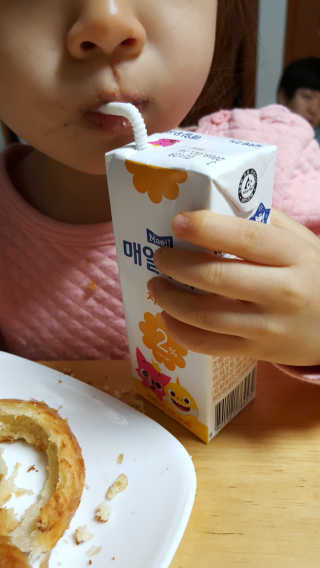 매일우유 멸균 매일우유 저지방 2프로 멸균 핑크퐁 에디션 6입 — 5점을 준 리뷰어가 2018년 1월 올린 사용 사진