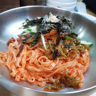 칼국수에끌림 [칼국수에 끌림] 손칼국수+비빔칼국수+왕만두4개 — 5점을 준 리뷰어가 2018년 9월 올린 사용 사진