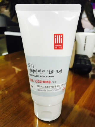 일리윤 세라마이드 아토 집중 크림 — 4.67점을 준 리뷰어가 2017년 6월 올린 사용 사진