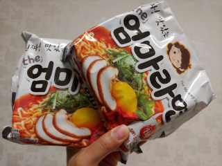 라면 그대로가 제일 맛있는 더엄마라면 — 5점을 준 리뷰어가 2019년 9월 올린 사용 사진