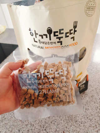 [펫토리아] 맛도 영양도 BEST 한끼뚝딱 강아지 사료 — 5점을 준 리뷰어가 2019년 4월 올린 사용 사진