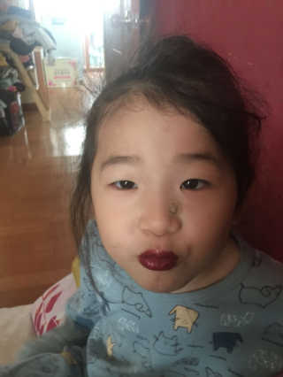 터치인솔 메탈리스트 리퀴드 포일 립스틱 5종 — 4.67점을 준 리뷰어가 2018년 3월 올린 사용 사진