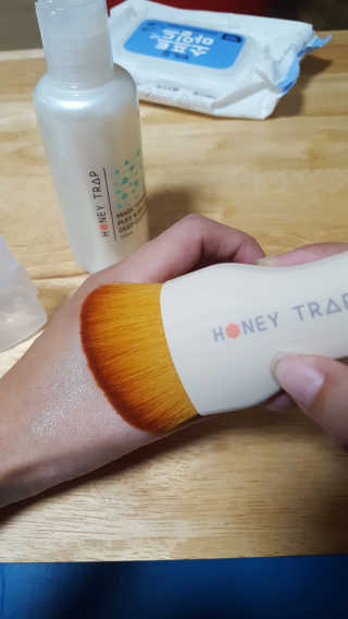 Honey Trap 멀티앵글드파운데이션 브러쉬+매직 퍼프,브러쉬클렌저 — 4점을 준 리뷰어가 2017년 11월 올린 사용 사진