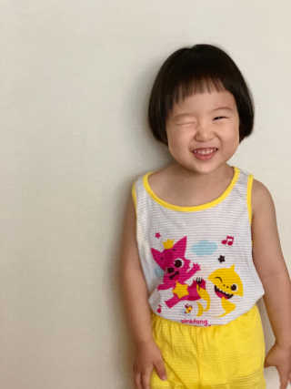 [베이비앤아이] 핑크퐁 아기상어 유아 민소매 상하복 — 5점을 준 리뷰어가 2019년 6월 올린 사용 사진