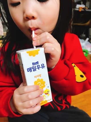 매일우유 멸균 매일우유 저지방 2프로 멸균 핑크퐁 에디션 6입 — 5점을 준 리뷰어가 2017년 12월 올린 사용 사진