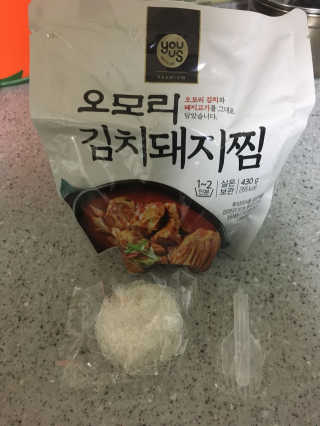 GS25 YOU US  오모리김치돼지찜 — 1점을 준 리뷰어가 2018년 3월 올린 사용 사진