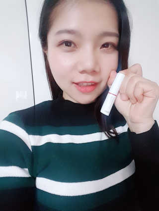 아이소이 불가리안 로즈 립 트리트먼트 밤 [퓨어레드] — 4.83점을 준 리뷰어가 2018년 12월 올린 사용 사진