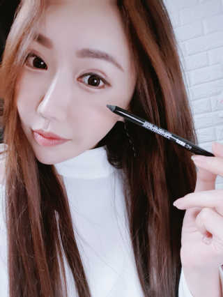 우드버리 스테이24 아이라이너 — 5점을 준 리뷰어가 2019년 4월 올린 사용 사진