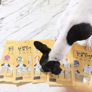 [펫토리아]짜먹는 한입뚝딱 강아지.고양이 마약간식 — 4점을 준 리뷰어가 2019년 8월 올린 사용 사진