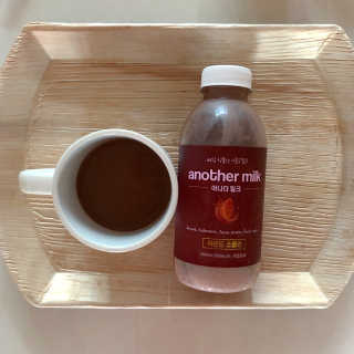 식사대용 아몬드밀크 어나더밀크 500ml X 2병 — 5점을 준 리뷰어가 2018년 8월 올린 사용 사진