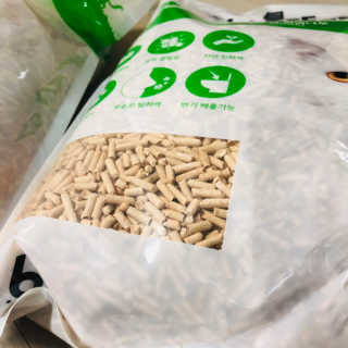 [펫토리아] BEST 고양이두부모래 6L 한삽뚝딱 — 4.5점을 준 리뷰어가 2019년 2월 올린 사용 사진