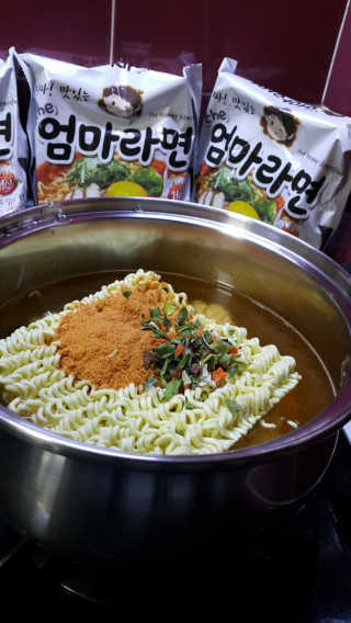 라면 그대로가 제일 맛있는 더엄마라면 — 5점을 준 리뷰어가 2019년 7월 올린 사용 사진