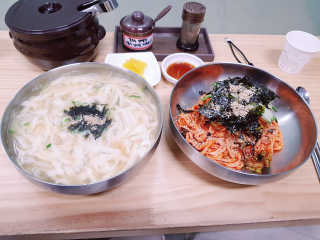 칼국수에끌림 [칼국수에 끌림] 손칼국수+비빔칼국수+왕만두4개 — 5점을 준 리뷰어가 2018년 9월 올린 사용 사진