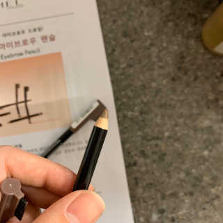 림멜 프로페셔널 아이브로우 펜슬 1+1 — 5점을 준 리뷰어가 2019년 11월 올린 사용 사진