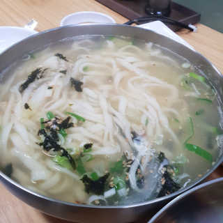 칼국수에끌림 [칼국수에 끌림] 손칼국수+비빔칼국수+왕만두4개 — 5점을 준 리뷰어가 2018년 10월 올린 사용 사진