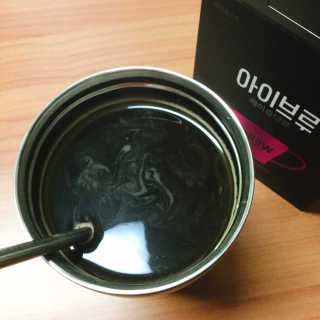 한국맥널티 아이브루 헤이즐넛향 100T — 4.5점을 준 리뷰어가 2019년 11월 올린 사용 사진