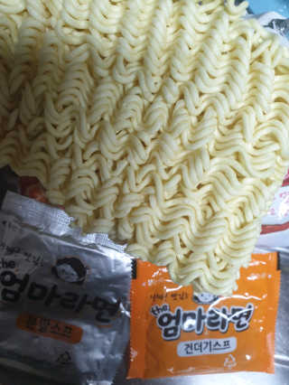 라면 그대로가 제일 맛있는 더엄마라면 — 5점을 준 리뷰어가 2019년 6월 올린 사용 사진