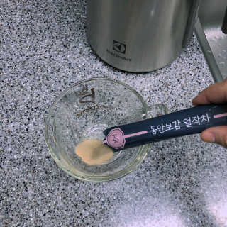 동안보감 얼작차 붓기를 빼주는 동안보감 한방 프리미엄 얼작차 — 4점을 준 리뷰어가 2019년 10월 올린 사용 사진