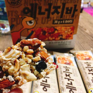 견과가 똘똘 뭉쳐들어간 넛츠몬 에너지바 1BOX 6개입 — 5점을 준 리뷰어가 2018년 1월 올린 사용 사진