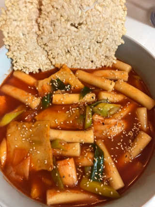 두번째 국떡 국가대표 떡볶이 1팩 + 영미칩 2봉 증정 — 5점을 준 리뷰어가 2019년 2월 올린 사용 사진