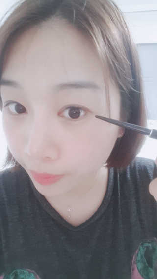 우드버리 1.5mm 스키니 젤 아이라이너 — 5점을 준 리뷰어가 2019년 5월 올린 사용 사진