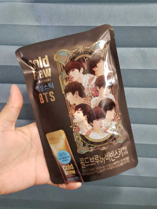한국야쿠르트 콜드브루, 핫브루 액상스틱 BTS 일러스트 — 2.33점을 준 리뷰어가 2018년 11월 올린 사용 사진