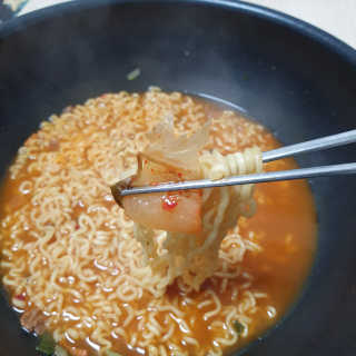 라면 그대로가 제일 맛있는 더엄마라면 — 3점을 준 리뷰어가 2019년 9월 올린 사용 사진