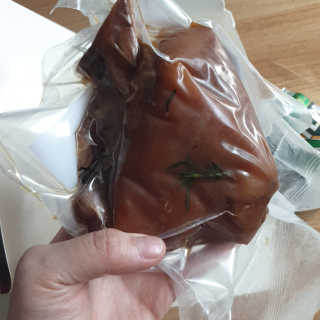 행복먹거리공작소 맥족. 맥주에 빠진 족발 550g + 마늘소스 70g — 4점을 준 리뷰어가 2020년 1월 올린 사용 사진
