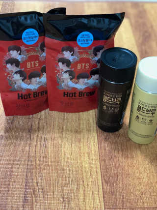 한국야쿠르트 콜드브루, 핫브루 BTS 일러스트 — 5점을 준 리뷰어가 2018년 11월 올린 사용 사진