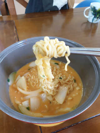라면 그대로가 제일 맛있는 더엄마라면 — 5점을 준 리뷰어가 2019년 7월 올린 사용 사진