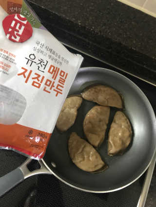 유천냉면 유천 비빔냉면 2인분+메밀지짐만두 280g — 5점을 준 리뷰어가 2018년 6월 올린 사용 사진