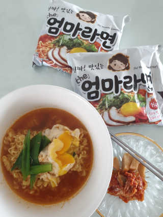 라면 그대로가 제일 맛있는 더엄마라면 — 5점을 준 리뷰어가 2019년 7월 올린 사용 사진