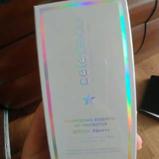 셀레뷰 브라이트닝 에센셜 UV프로텍터 SPF 50+ PA++++ — 4점을 준 리뷰어가 2017년 12월 올린 사용 사진