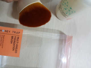 Honey Trap 멀티앵글드파운데이션 브러쉬+매직 퍼프,브러쉬클렌저 — 4.75점을 준 리뷰어가 2017년 10월 올린 사용 사진