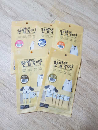 [펫토리아]짜먹는 한입뚝딱 강아지.고양이 마약간식 — 5점을 준 리뷰어가 2019년 8월 올린 사용 사진