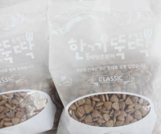 [펫토리아] 맛도 영양도 BEST 한끼뚝딱 강아지 사료 — 5점을 준 리뷰어가 2019년 1월 올린 사용 사진