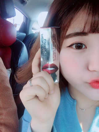 터치인솔 메탈리스트 리퀴드 포일 립스틱 5종 — 3.33점을 준 리뷰어가 2018년 3월 올린 사용 사진