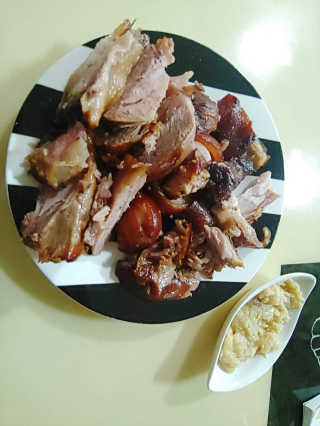 행복먹거리공작소 맥족. 맥주에 빠진 족발 550g + 마늘소스 70g — 5점을 준 리뷰어가 2020년 2월 올린 사용 사진