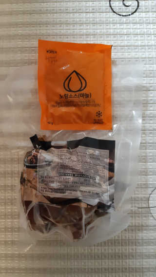 행복먹거리공작소 맥족. 맥주에 빠진 족발 550g + 마늘소스 70g — 4점을 준 리뷰어가 2020년 2월 올린 사용 사진