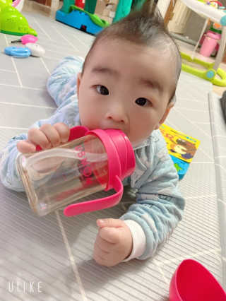 유비맘 샘방지 PPSU 빨대컵_컬러 랜덤 발송 — 5점을 준 리뷰어가 2020년 2월 올린 사용 사진