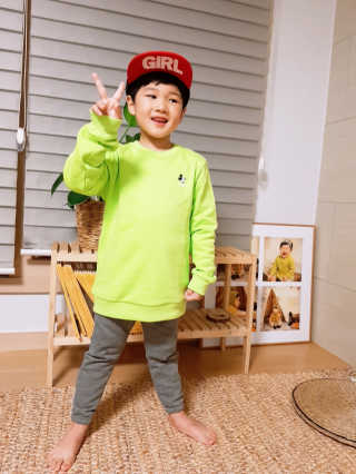 인디고뱅크키즈 레트로 미키 그래픽 맨투맨 — 5점을 준 리뷰어가 2020년 2월 올린 사용 사진