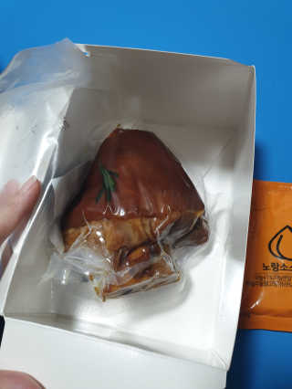 행복먹거리공작소 맥족. 맥주에 빠진 족발 550g + 마늘소스 70g — 5점을 준 리뷰어가 2020년 2월 올린 사용 사진