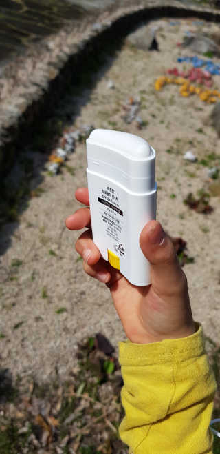 아토팜 야외놀이 선스틱 SPF50+ PA++++ — 5점을 준 리뷰어가 2020년 3월 올린 사용 사진