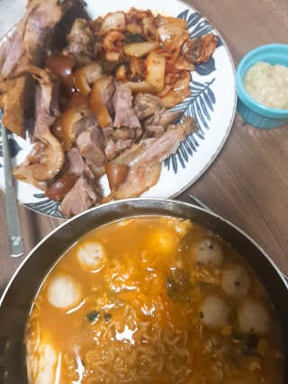 행복먹거리공작소 맥족. 맥주에 빠진 족발 550g + 마늘소스 70g — 5점을 준 리뷰어가 2020년 2월 올린 사용 사진