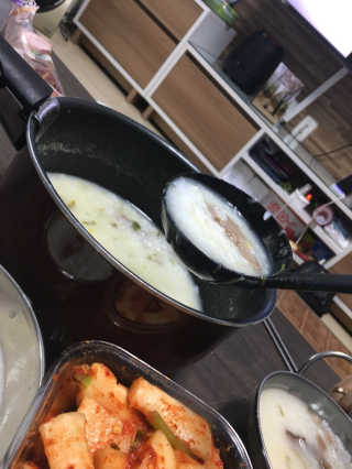 [풀무원] 사골곰탕국밥 황태해장국밥 — 4.33점을 준 리뷰어가 2018년 6월 올린 사용 사진
